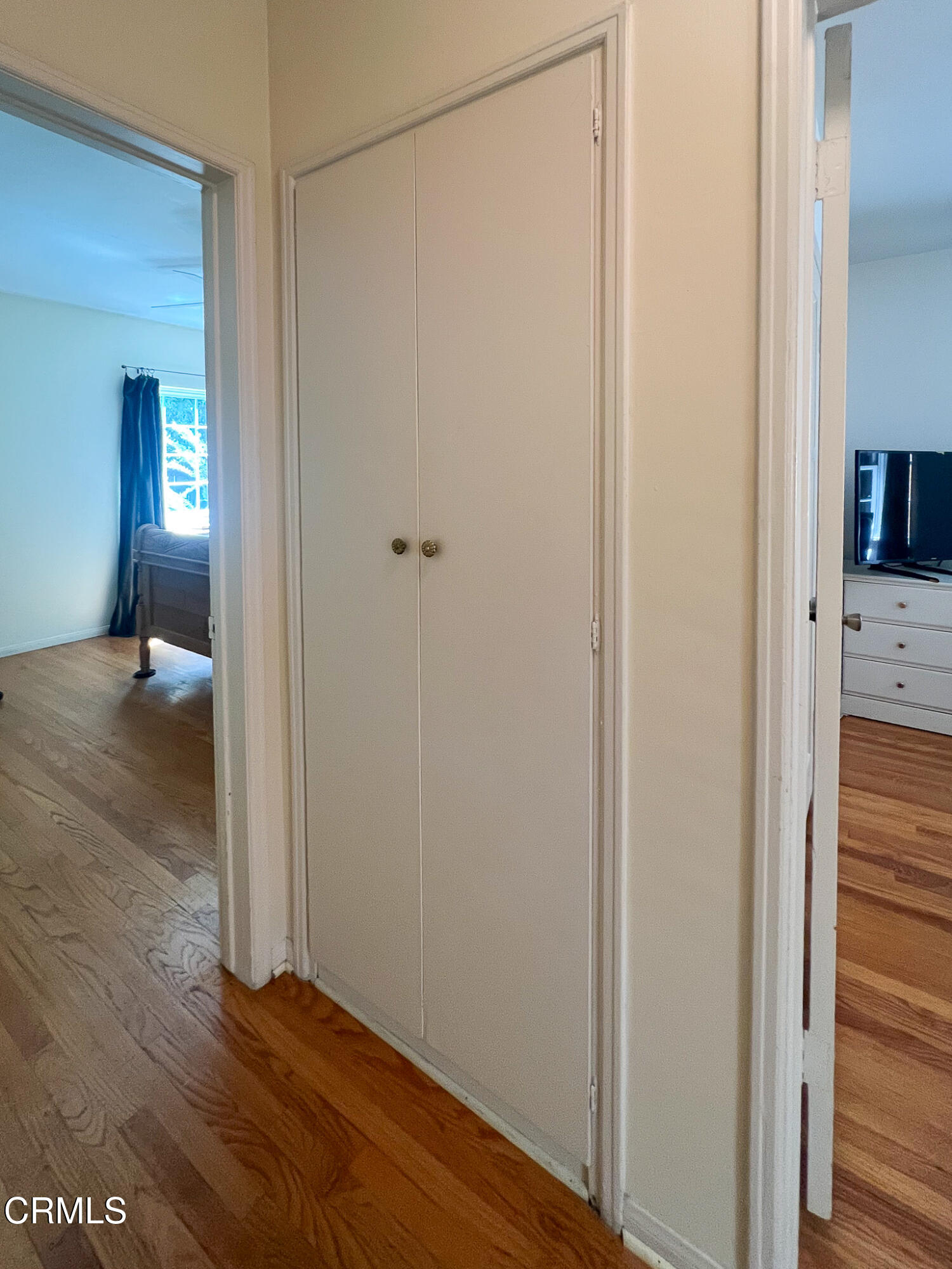 14135 Hatteras Street Sherman Oaks, CA 91401 - Photo 31 of 39 a view of a room with wooden floor