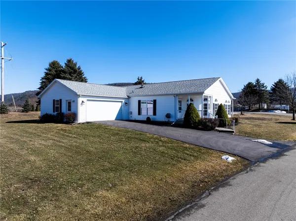 $179,500 | 6679 Daffodil Drive, Bath, NY 14810