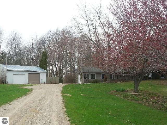4548 South Rolland Road Blanchard, MI 49310 - Photo 2 of 18 1781166-1.JPG