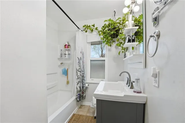 $215,000 | 4207 East 115th Street, Kansas City, MO 64137