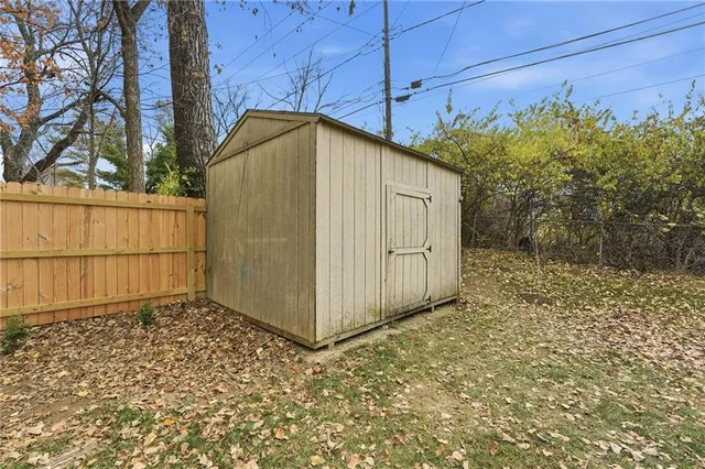 $215,000 | 4207 East 115th Street, Kansas City, MO 64137