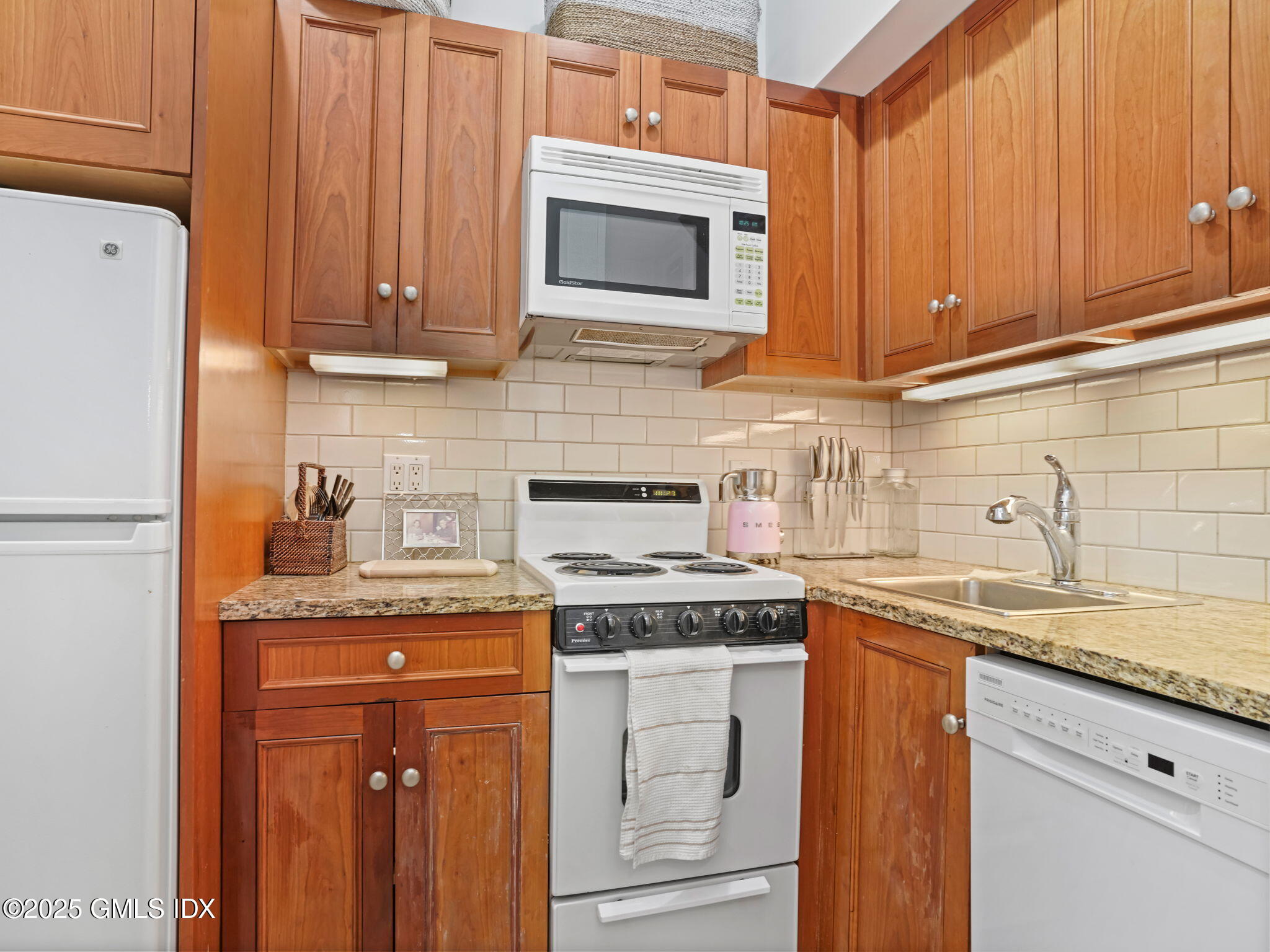 4 Lafayette Court, Unit 1C Greenwich, CT 06830 - Photo 6 of 17 3-web-or-mls-4-lafayette-ct-unit-1c
