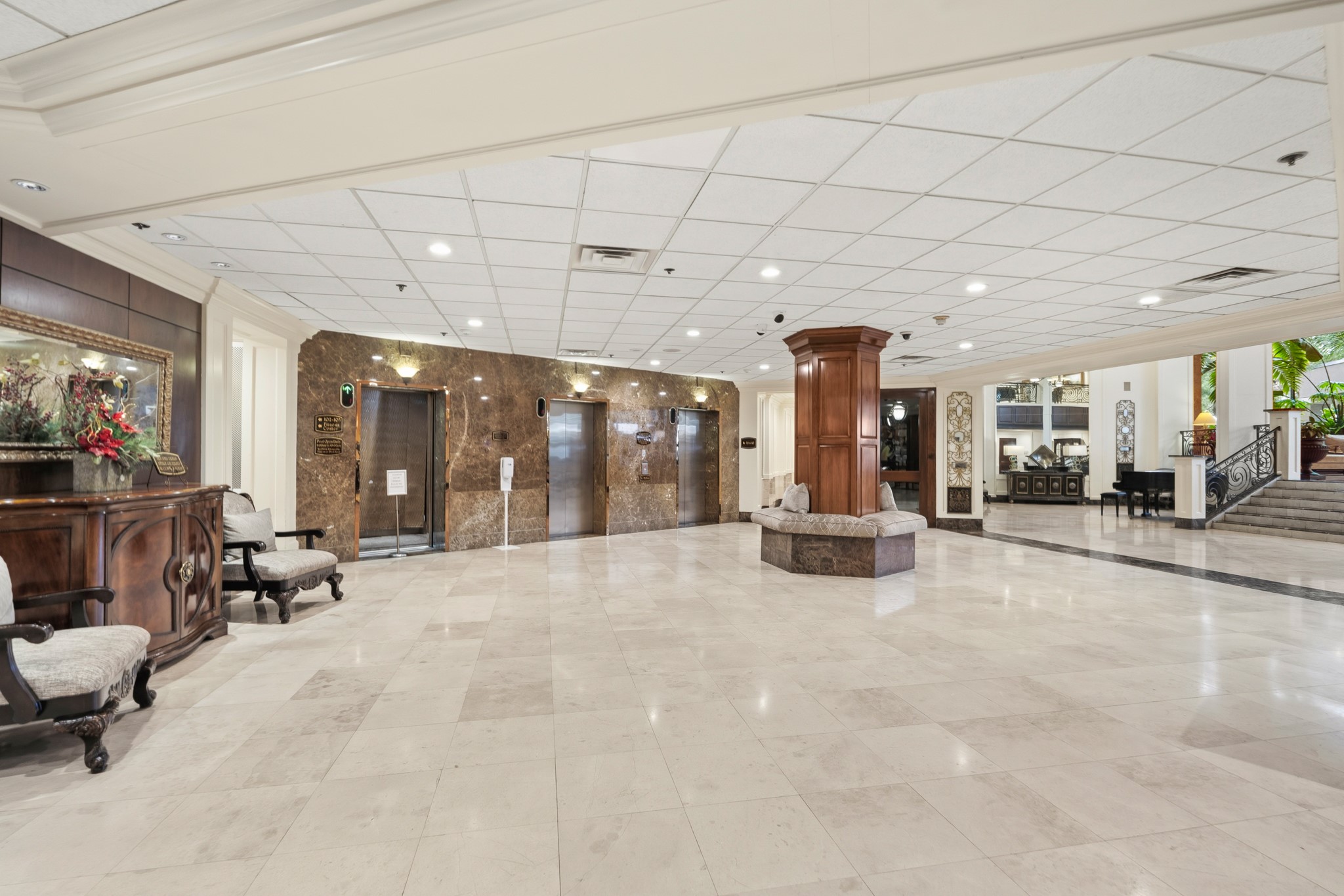 3525 Sage Road, Unit 1204 Houston, TX 77056 - Photo 21 of 25 Spacious and welcoming lobby featuring polished floors and comfortable seating areas.