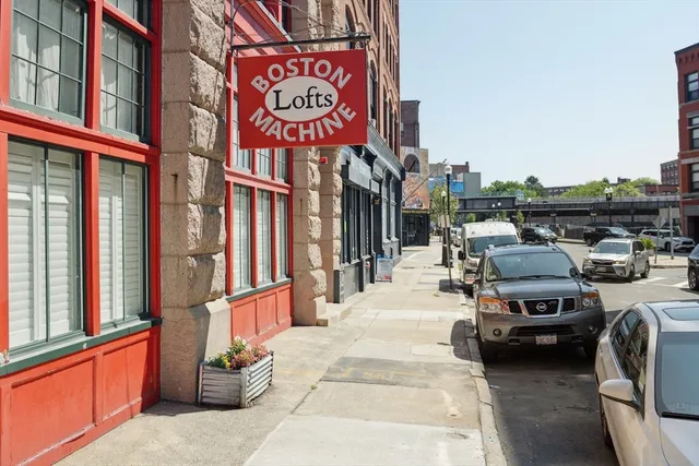 a view of a parking area