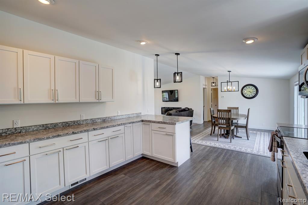 6106 West Carpenter Road Flushing, MI 48433 - Photo 11 of 37