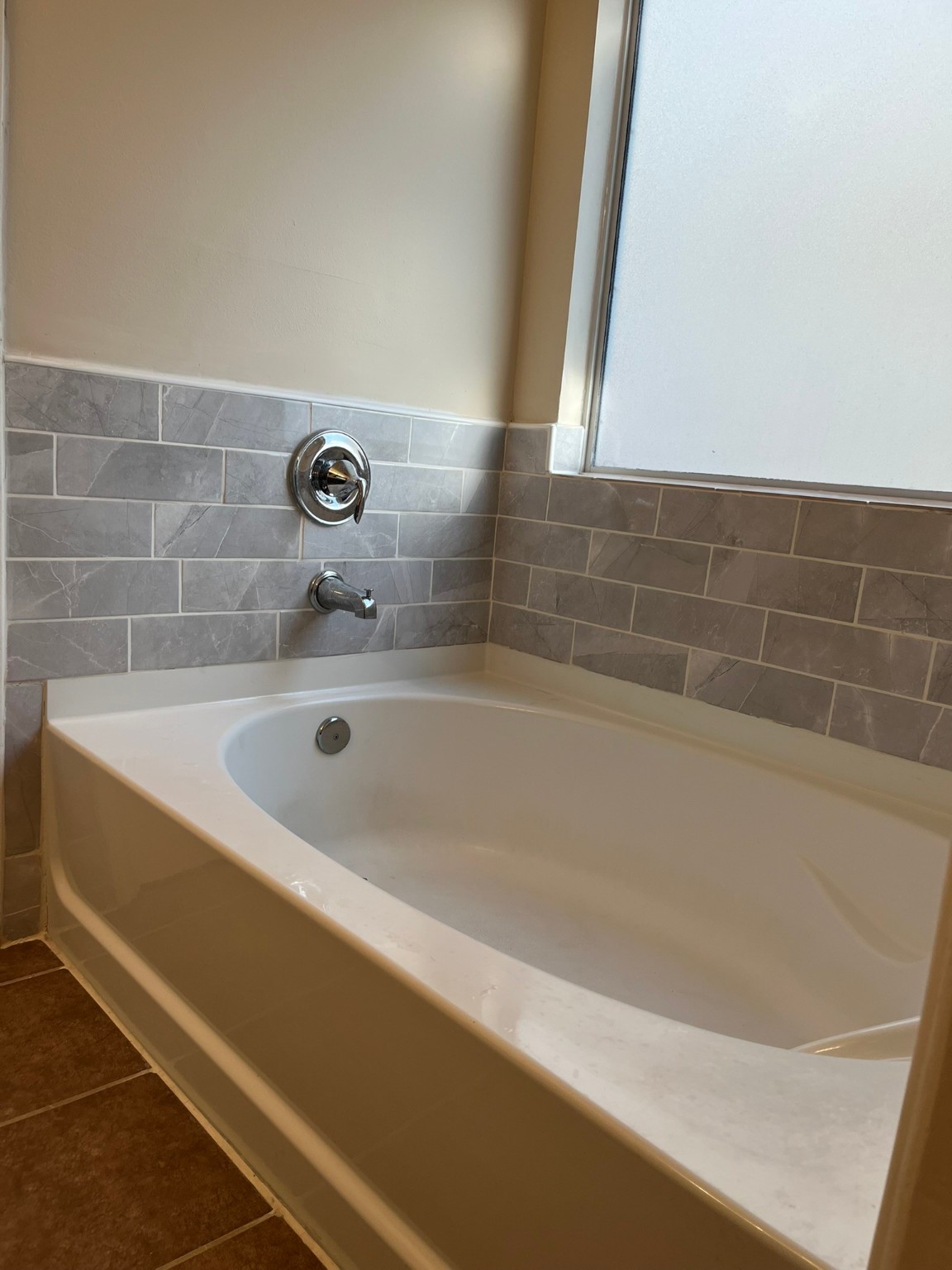 21650 Falvel Sunset Court Spring, TX 77388 - Photo 15 of 35 a bathroom with a bathtub