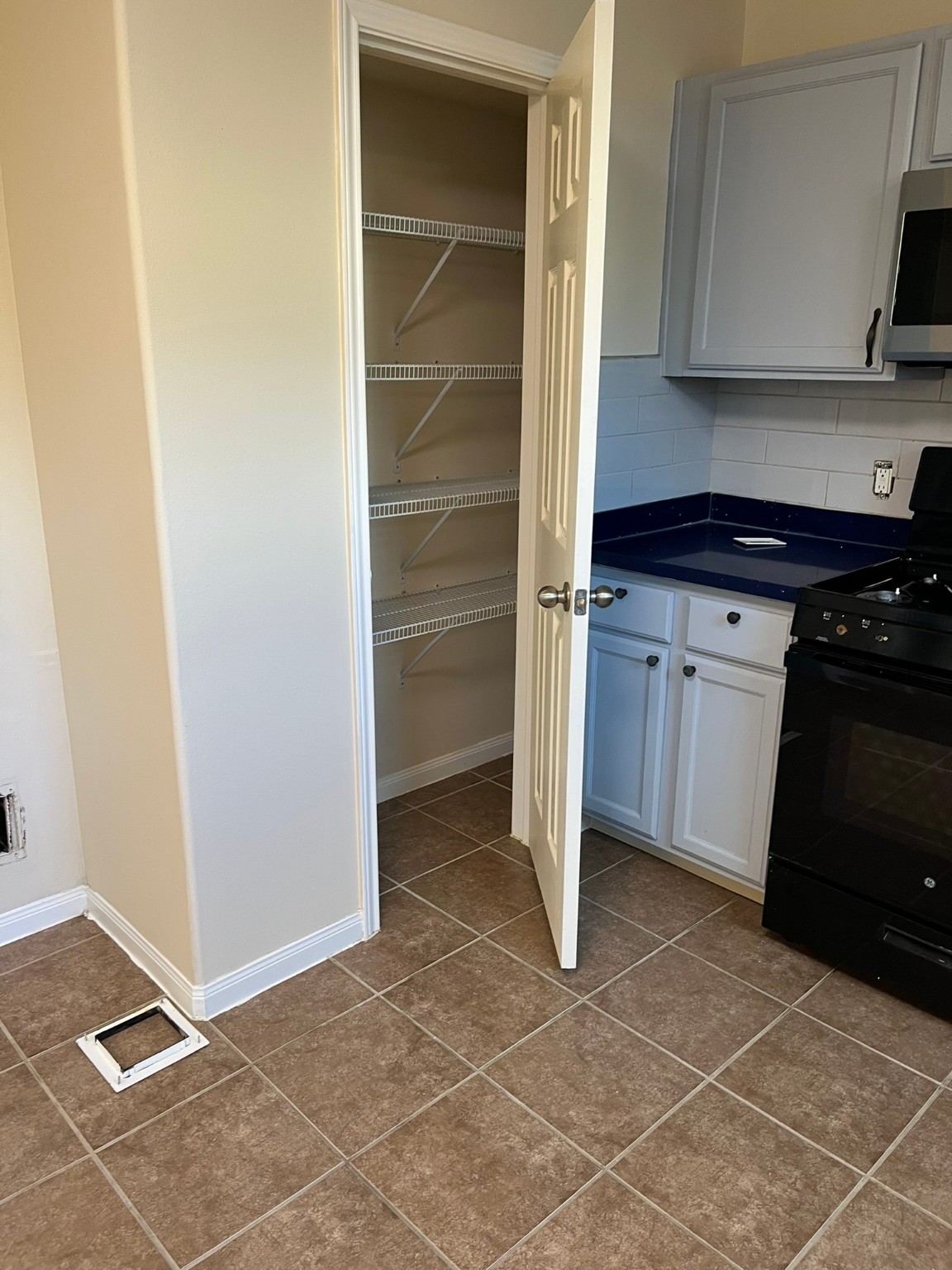 21650 Falvel Sunset Court Spring, TX 77388 - Photo 5 of 35 a kitchen with a sink and a stove