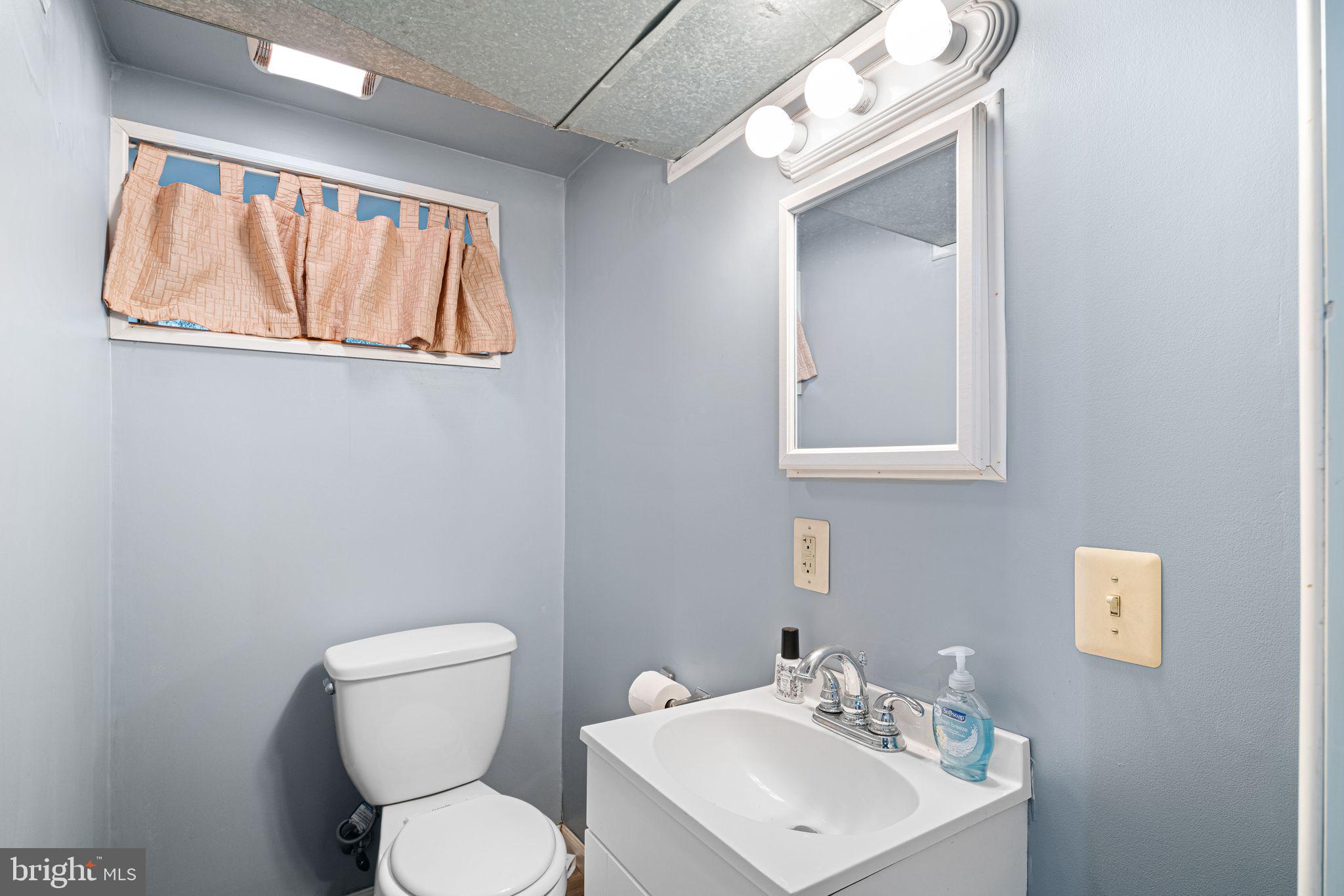 542 Wales Road Havertown, PA 19083 - Photo 12 of 32 a bathroom with a toilet a sink and mirror