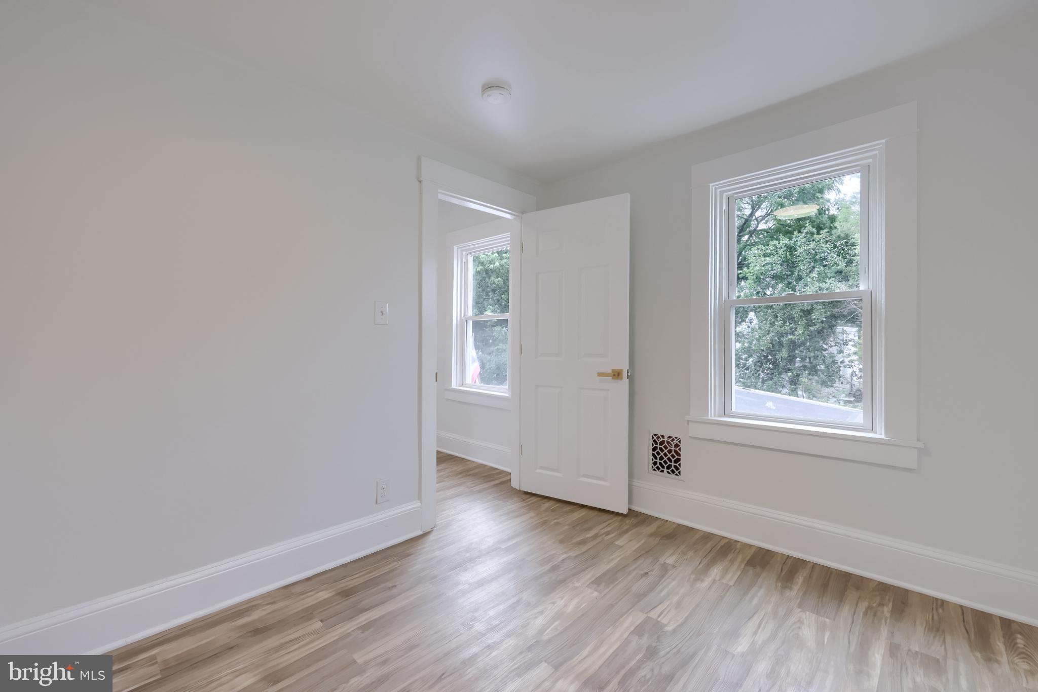 610 East Madison Street Lancaster, PA 17602 - Photo 32 of 68 an empty room with wooden floor and windows