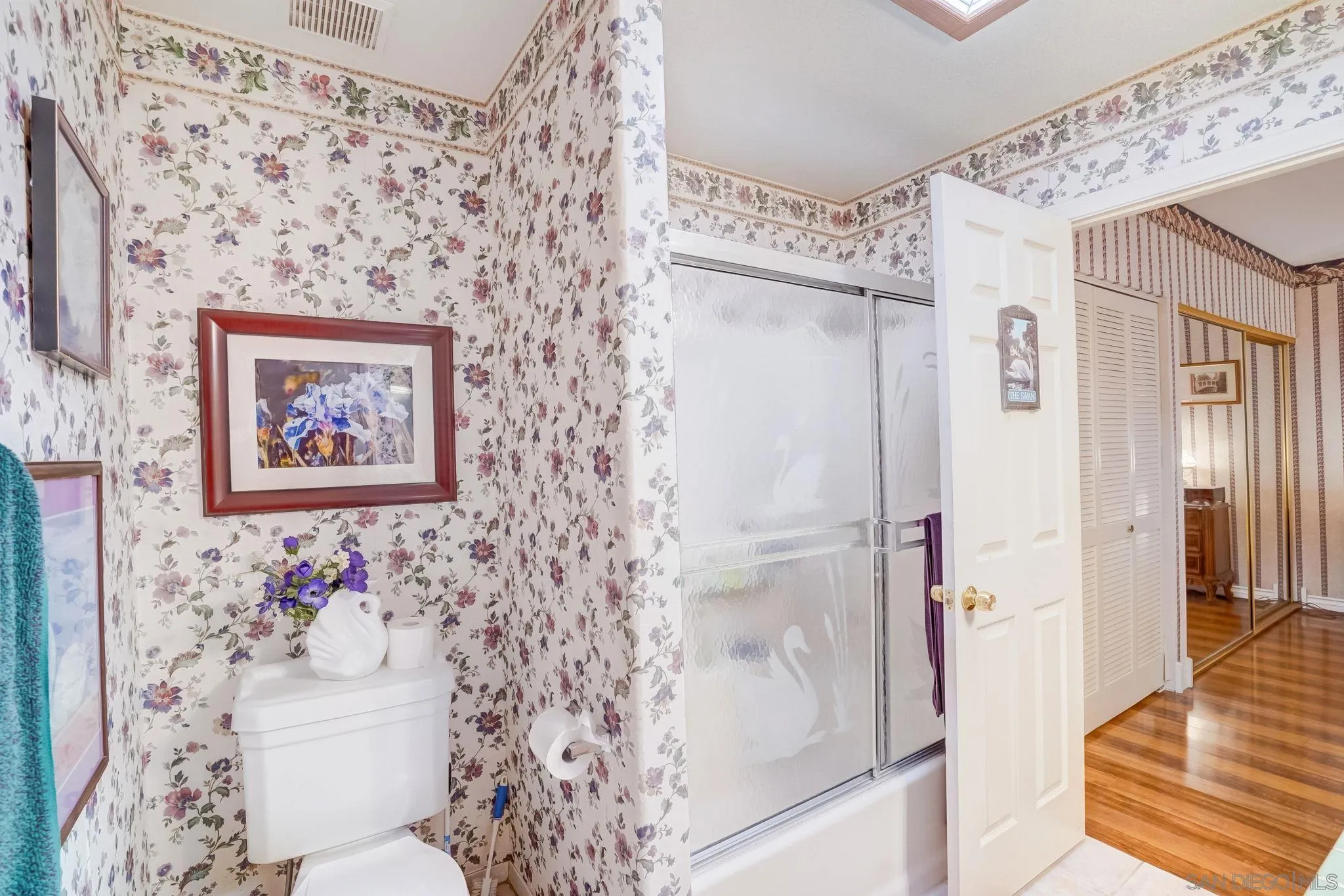 969 Ridge Heights Drive Fallbrook, CA 92028 - Photo 27 of 32 a bathroom with a bathtub and toilet