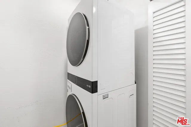 $4,200 | 311 South Gramercy Place, Unit 303, Los Angeles, CA 90020