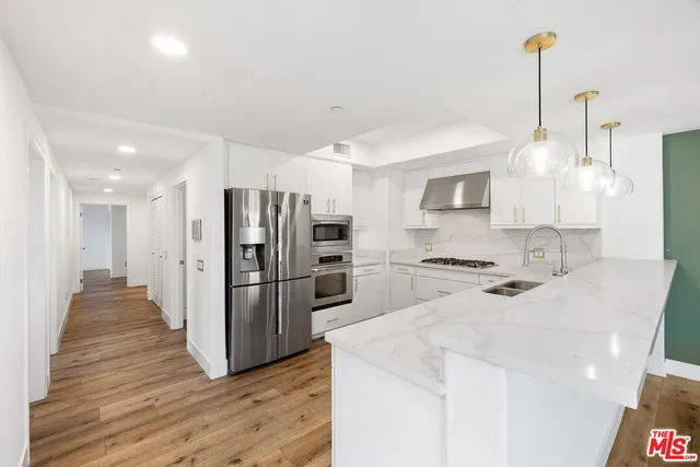 $4,200 | 311 South Gramercy Place, Unit 303, Los Angeles, CA 90020