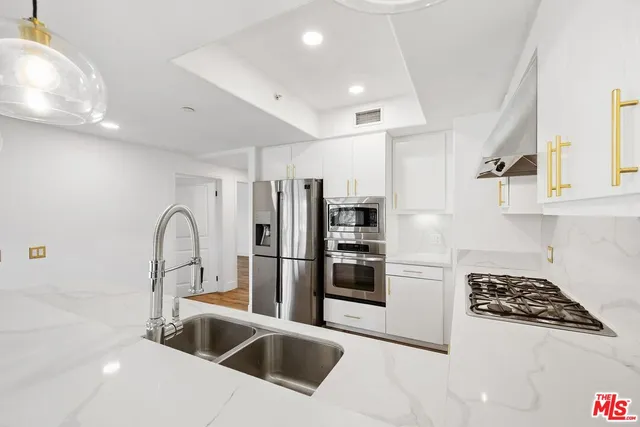 $4,200 | 311 South Gramercy Place, Unit 303, Los Angeles, CA 90020