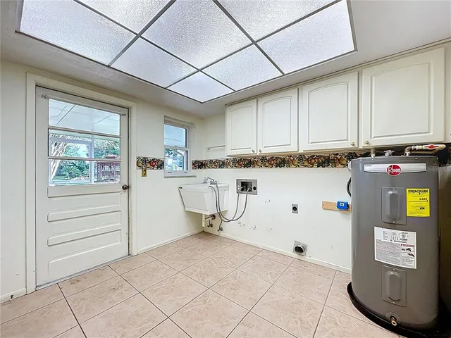 $365,000 | 318 Hollowtree Drive, Seffner, FL 33584