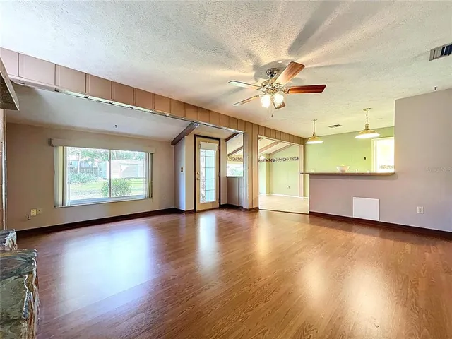 $365,000 | 318 Hollowtree Drive, Seffner, FL 33584