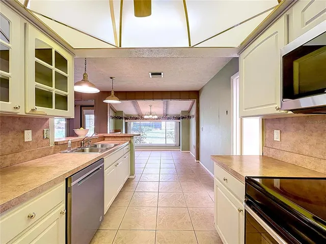 $365,000 | 318 Hollowtree Drive, Seffner, FL 33584