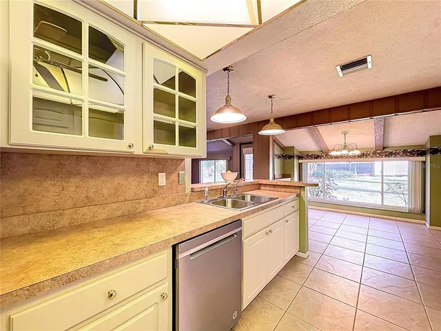 $365,000 | 318 Hollowtree Drive, Seffner, FL 33584