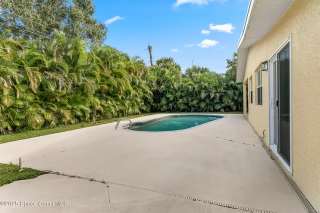 an aerial view of a house having yard