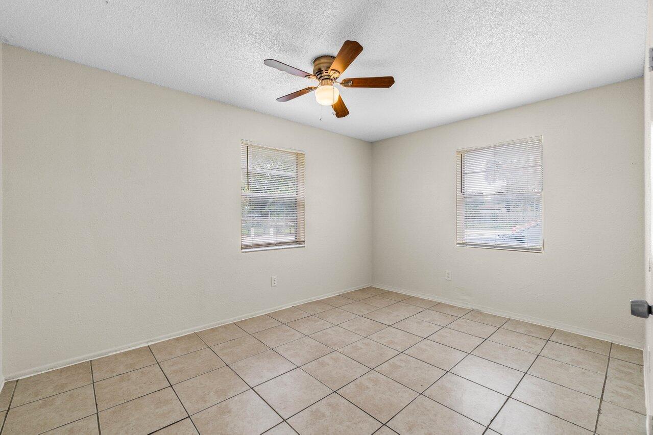 4915 Gulfstream Road Lake Worth, FL 33461 - Photo 11 of 20 011-4915GulfstreamRoad-LakeWorthBeach-FL