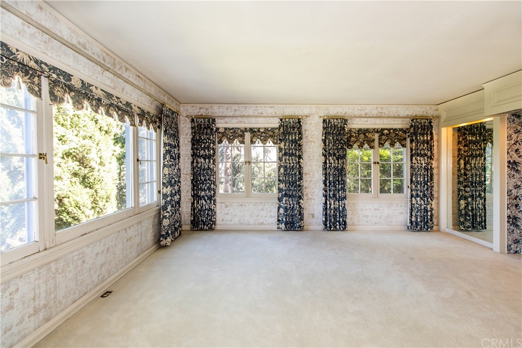 215 Grandview Drive Redlands, CA 92373 - Photo 20 of 69 Primary bedroom on main floor