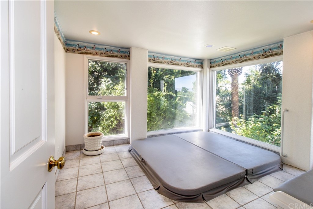 215 Grandview Drive Redlands, CA 92373 - Photo 44 of 69 Spa room in Guest Quarters
