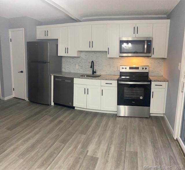 74 Washington Road, Unit 11 Woodbury, CT 06798 - Photo 1 of 1 Kitchen with Whirlpool appliances