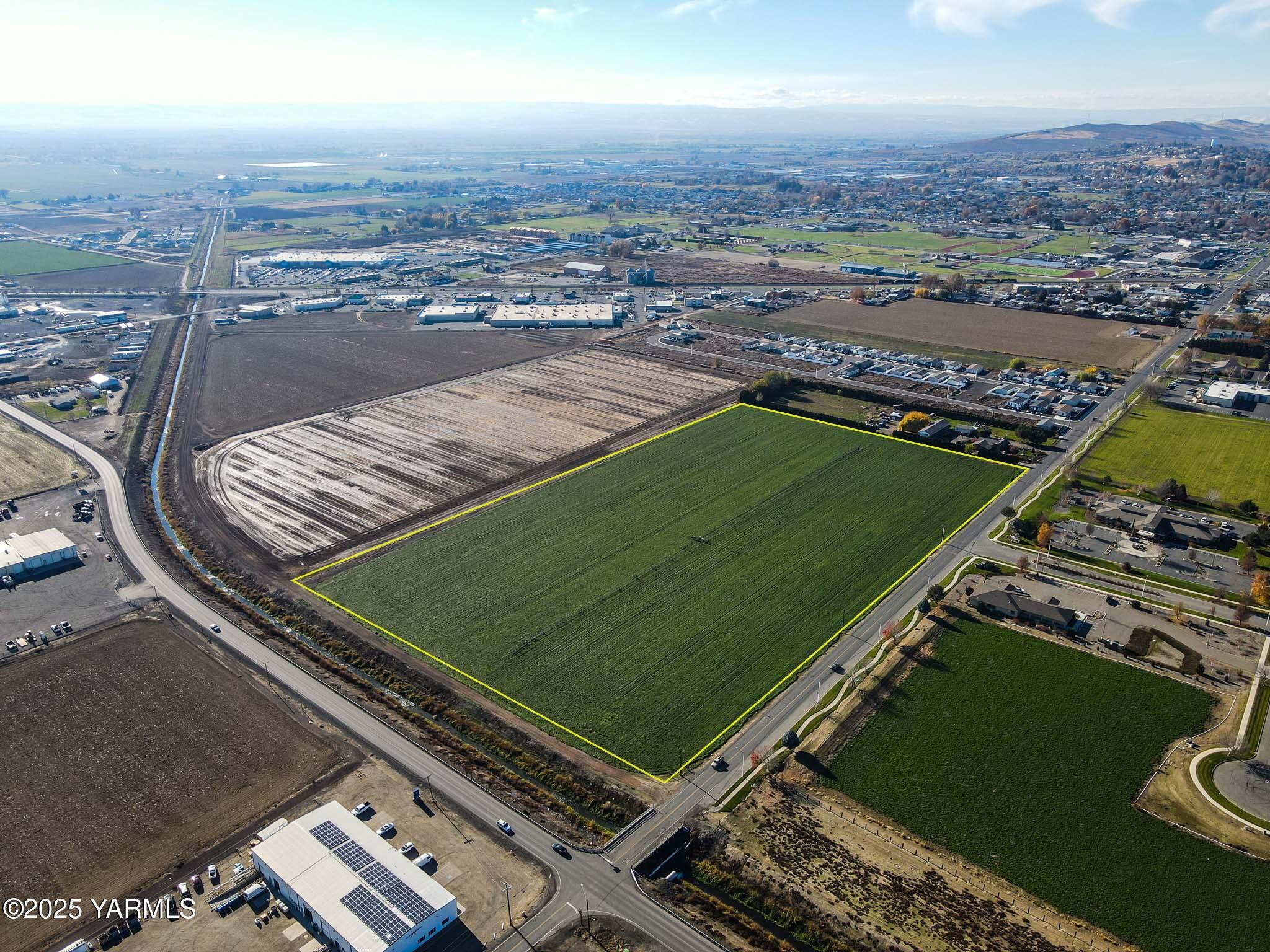 an aerial view of a tennis ground