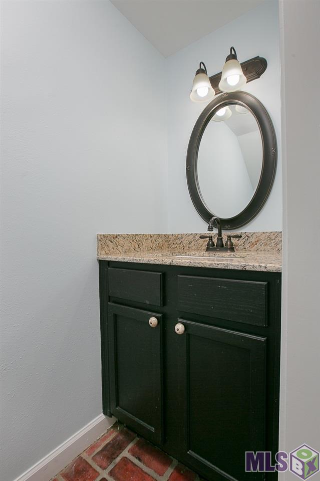 64 Higgins Court Baton Rouge, LA 70808 - Photo 8 of 20 GUEST / HALF BATH