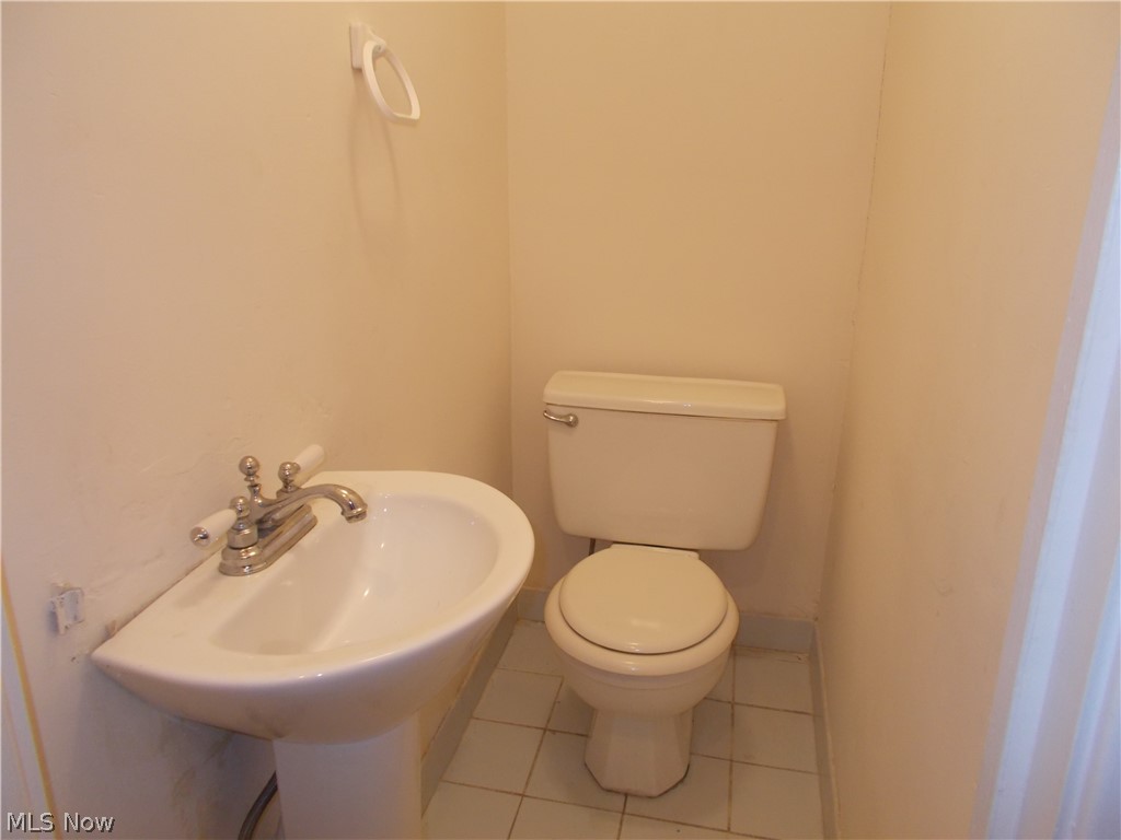 1674 Crest Road Cleveland, OH 44121 - Photo 12 of 12