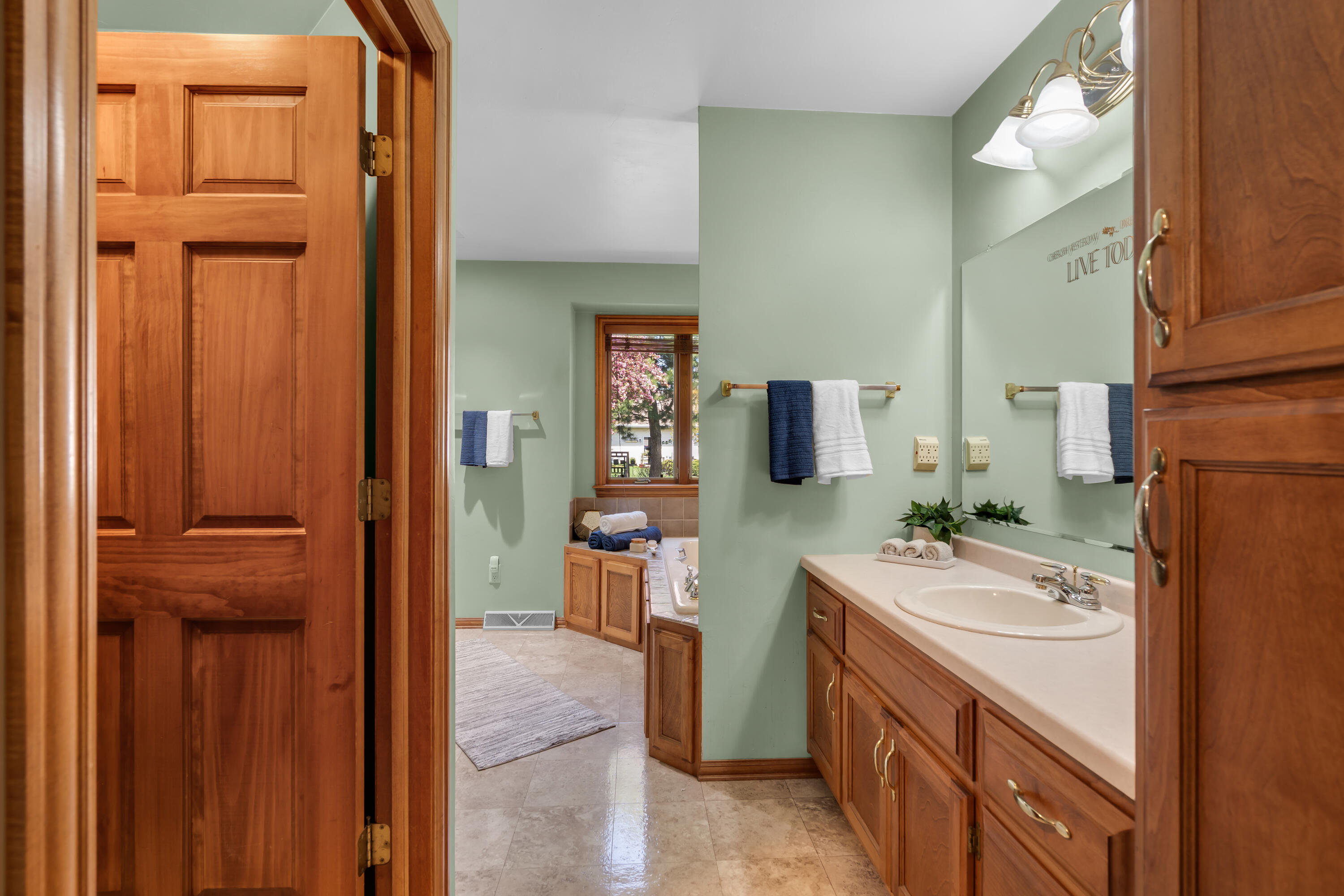 3445 Edinburgh Road Green Bay, WI 54311 - Photo 21 of 34 Primary Bathroom