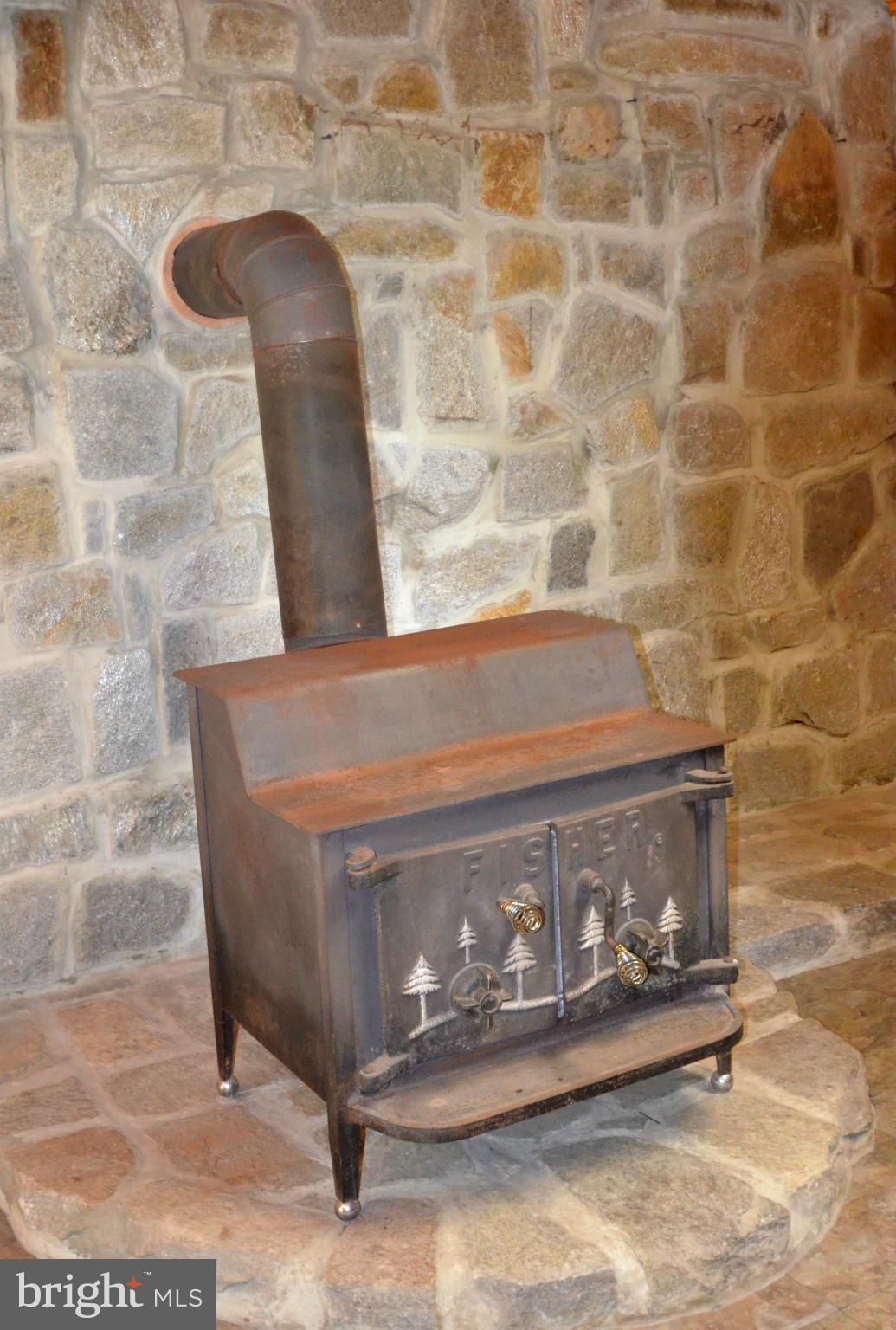 1403 Pleasant View Road Tuscarora, MD 21790 - Photo 11 of 13 a fireplace with a clock