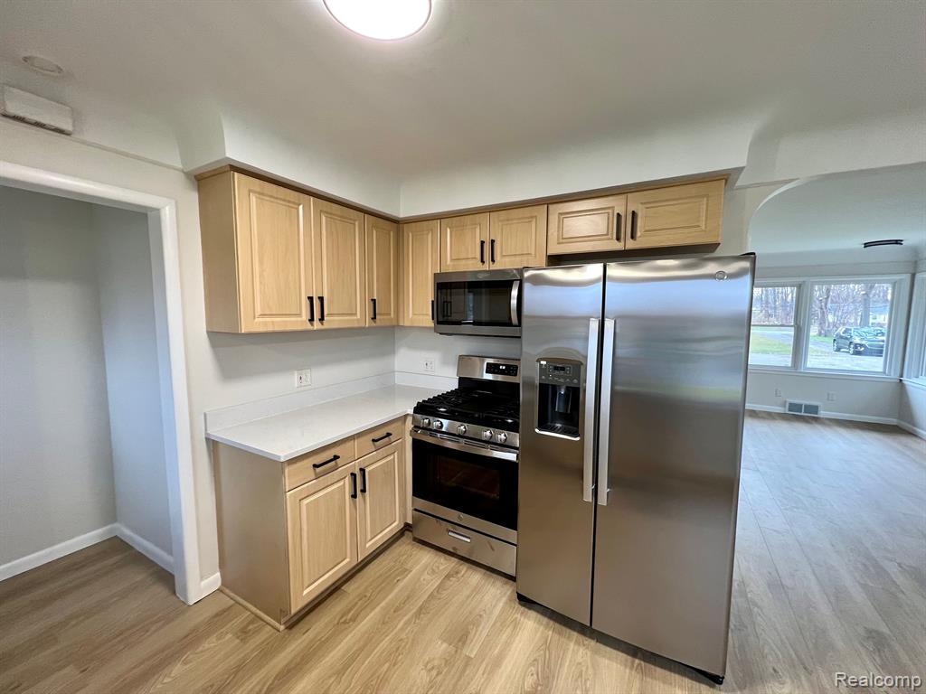25561 South River Road Harrison Township, MI 48045 - Photo 8 of 31