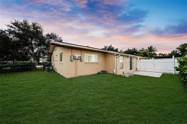 a view of a back yard