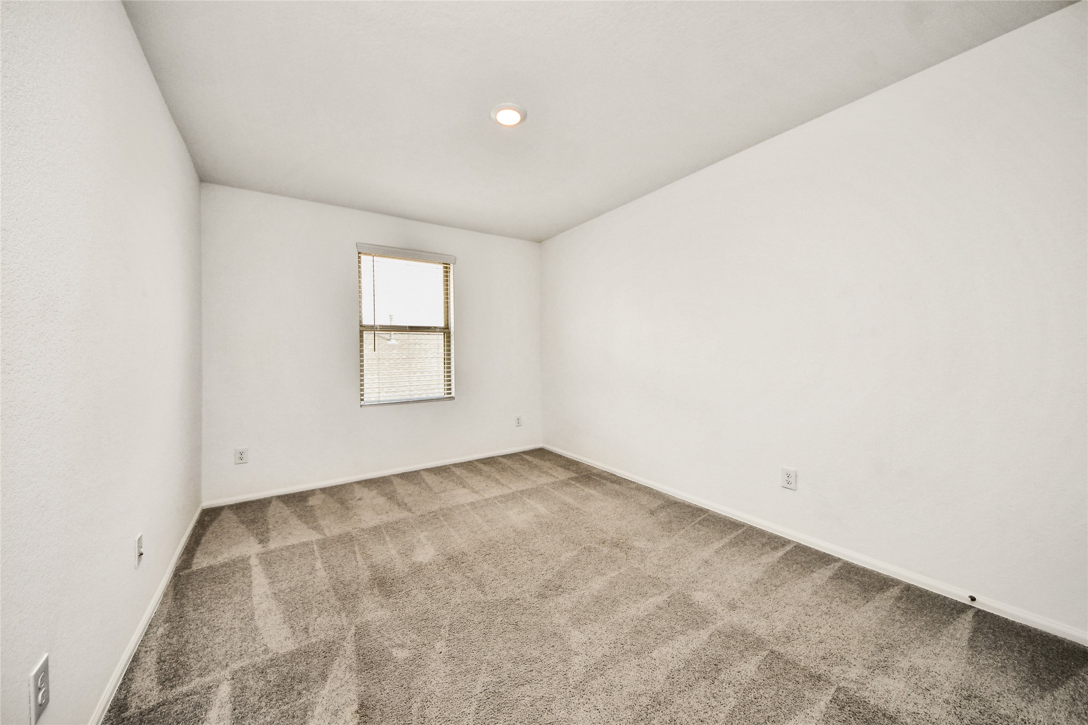 5011 Stratton Lane Rosharon, TX 77583 - Photo 27 of 38 5. Bright and comfortable bedroom with ample natural light.
6. Closet Space