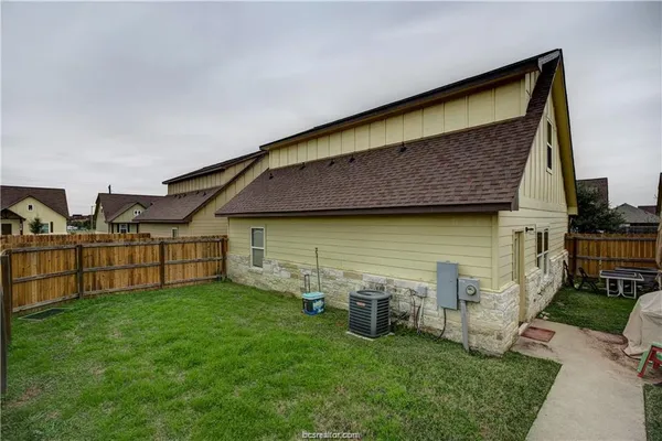 a view of a house with backyard