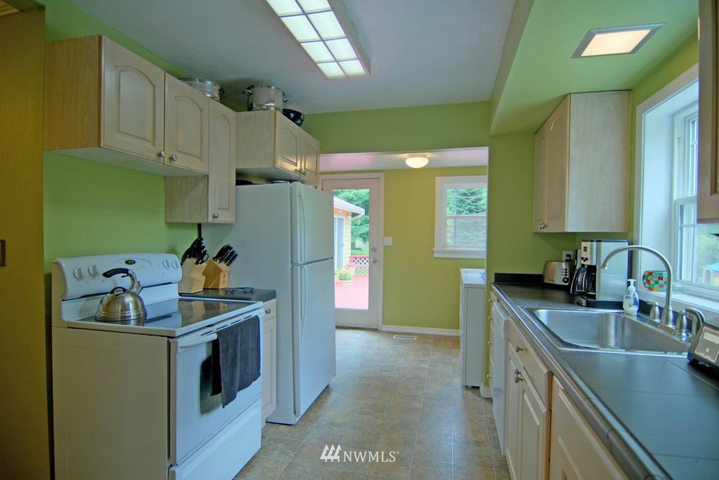 13928 156th Avenue Southeast Renton, WA 98059 - Photo 4 of 15 Gallery Image 4