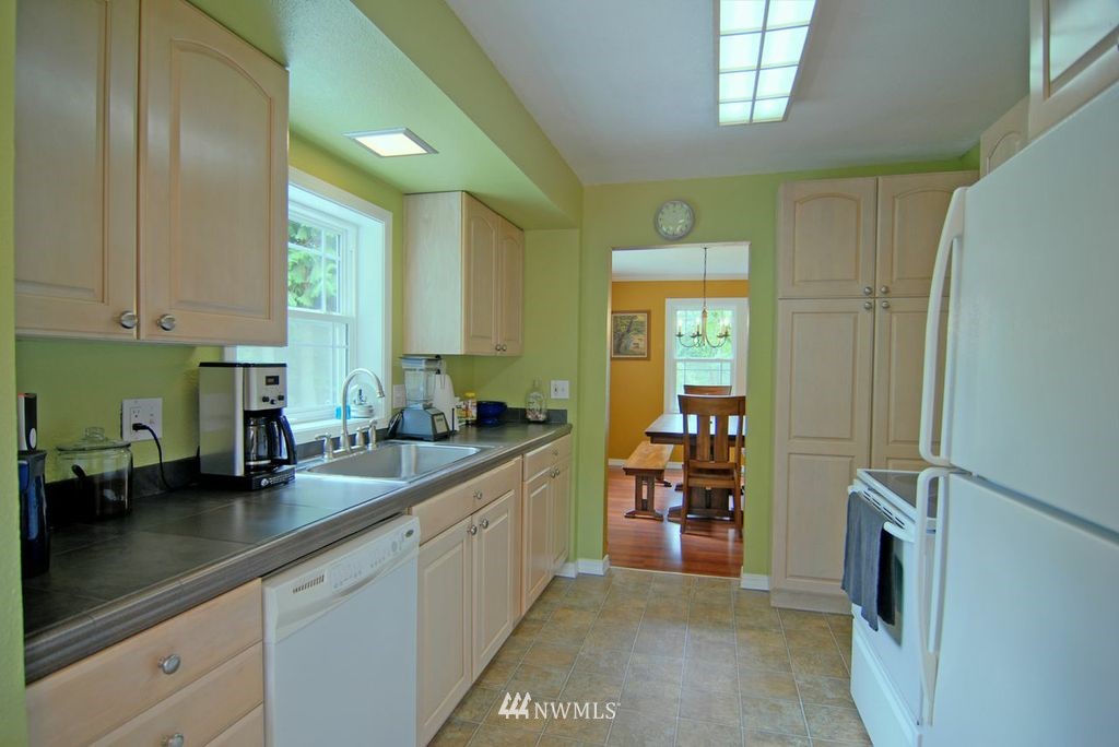 13928 156th Avenue Southeast Renton, WA 98059 - Photo 5 of 15 Gallery Image 5