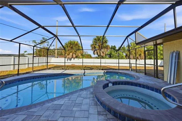 a view of a backyard