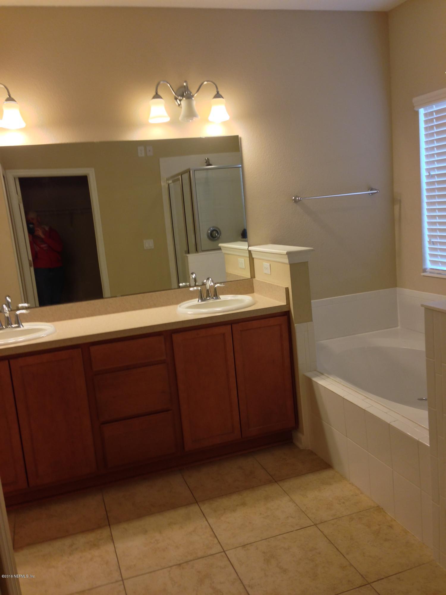 16306 Tisons Bluff Road Jacksonville, FL 32218 - Photo 22 of 35 Double Vanity and Tub
