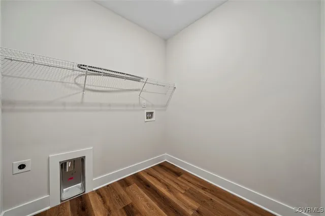 a view of empty room with window