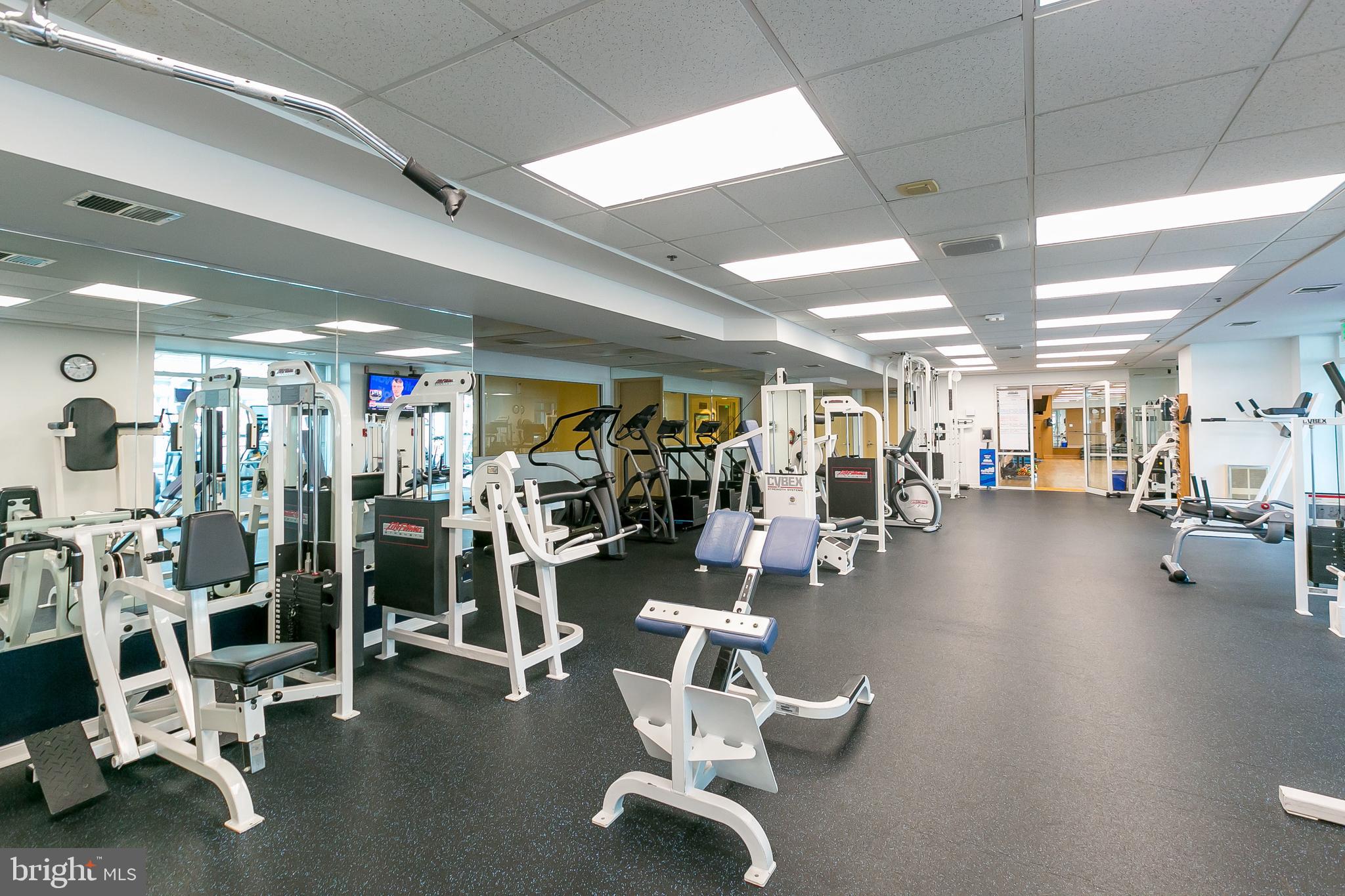 100 Harborview Drive, Unit 513 Baltimore, MD 21230 - Photo 44 of 58 a view of a room with gym equipment