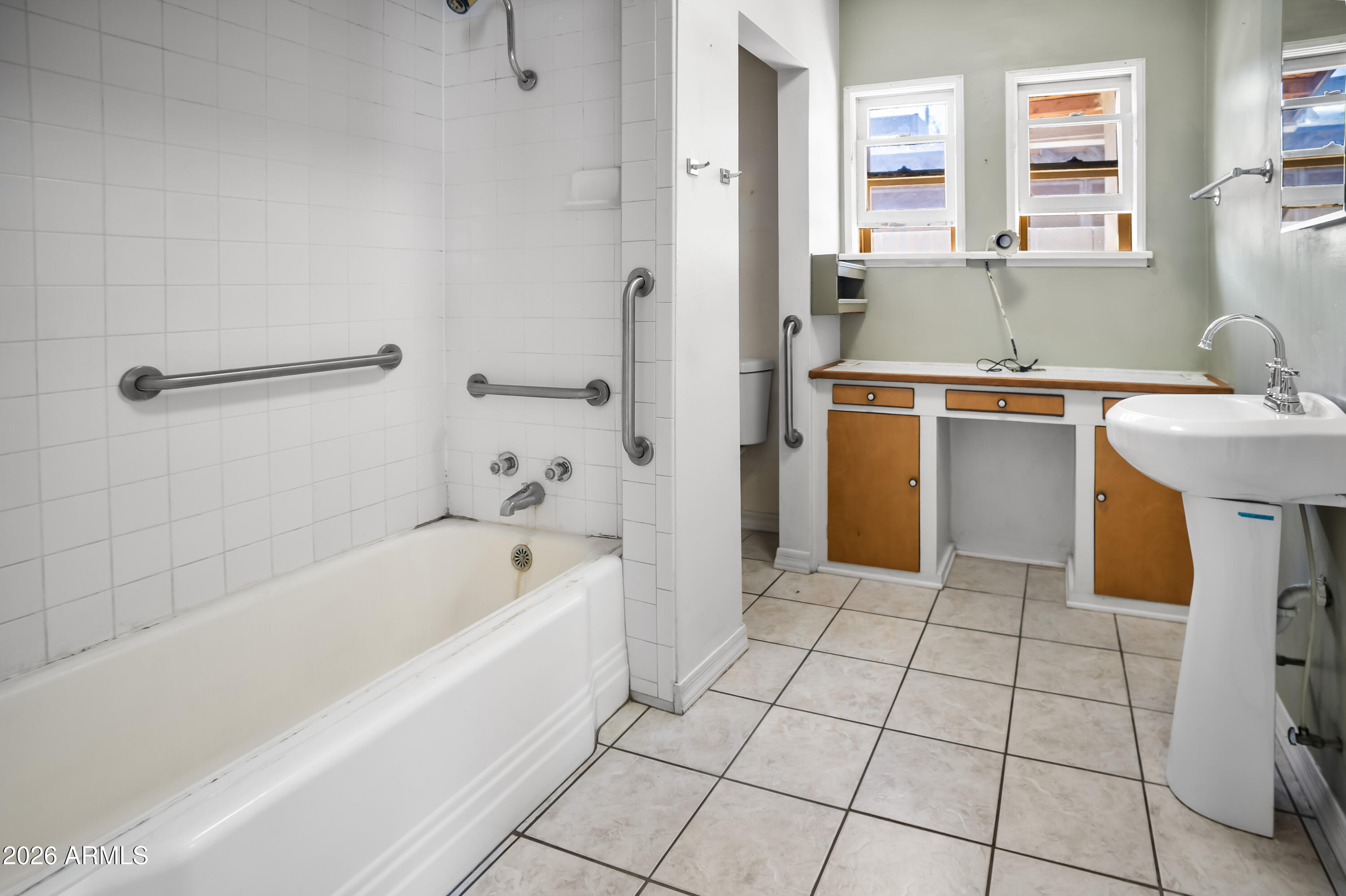 508 North Robson Mesa, AZ 85201 - Photo 11 of 19 a bathroom with a bathtub sink and mirror