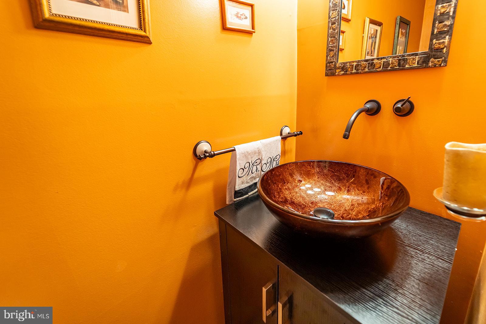 2410 Alsop Court Reston, VA 20191 - Photo 11 of 23 Main Level Powder Room