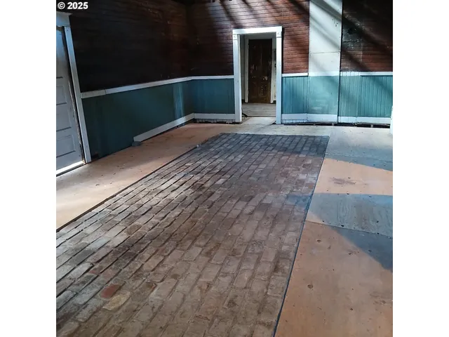 a view of entryway and hall