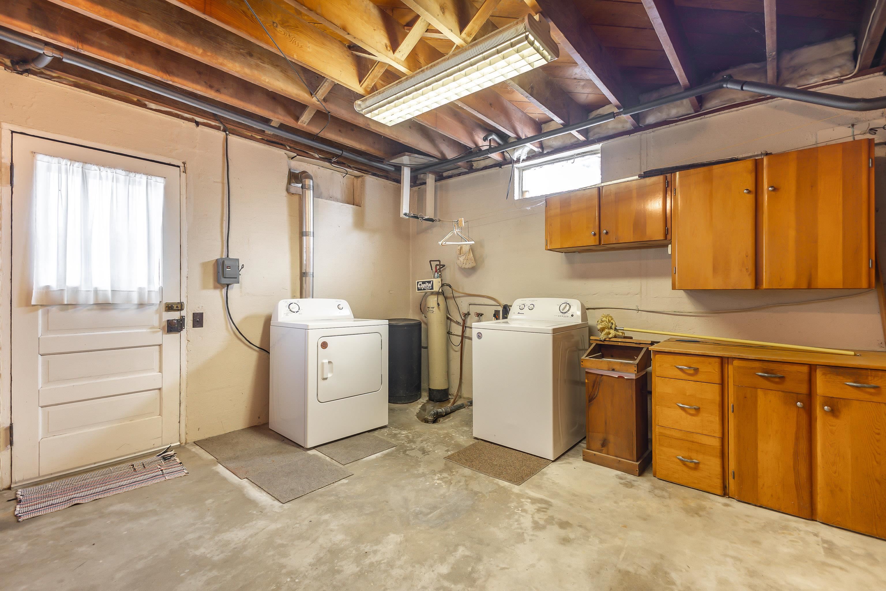 319 East Catlin Street Elizabeth, IL 61028 - Photo 20 of 26 a utility room with dryer and washer