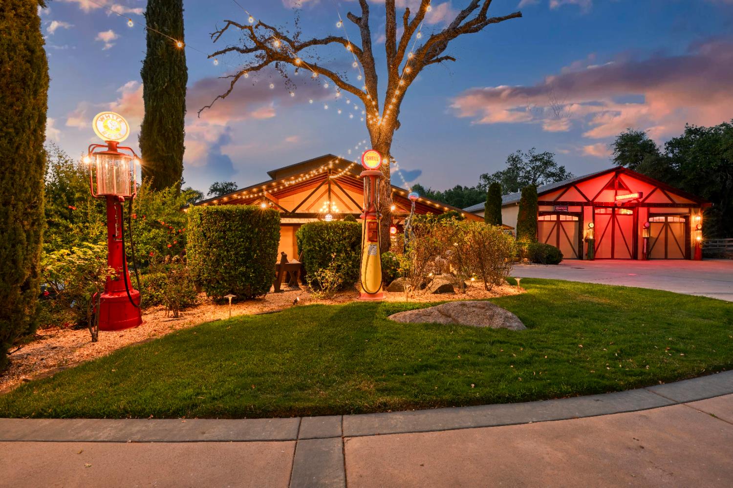 9345 King Road Loomis, CA 95650 - Photo 95 of 99 front view of a house with a yard