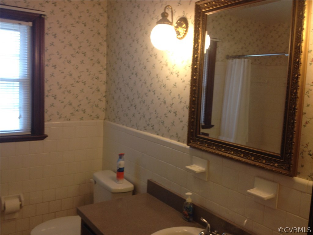 7750 Varann Road Henrico, VA 23231 - Photo 8 of 10 a bathroom with a toilet