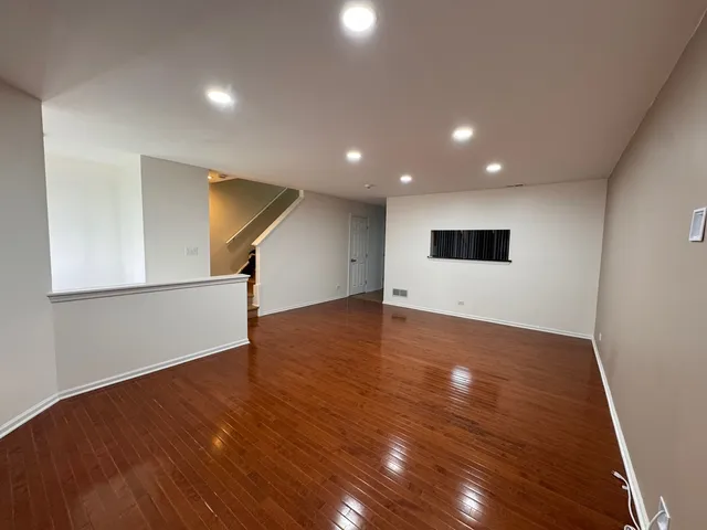 $2,300 | 2712 Woodmere Drive, Darien, IL 60561