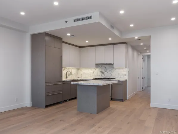 $1,125,000 | 21-31 Shore Boulevard, Unit 1E | Astoria