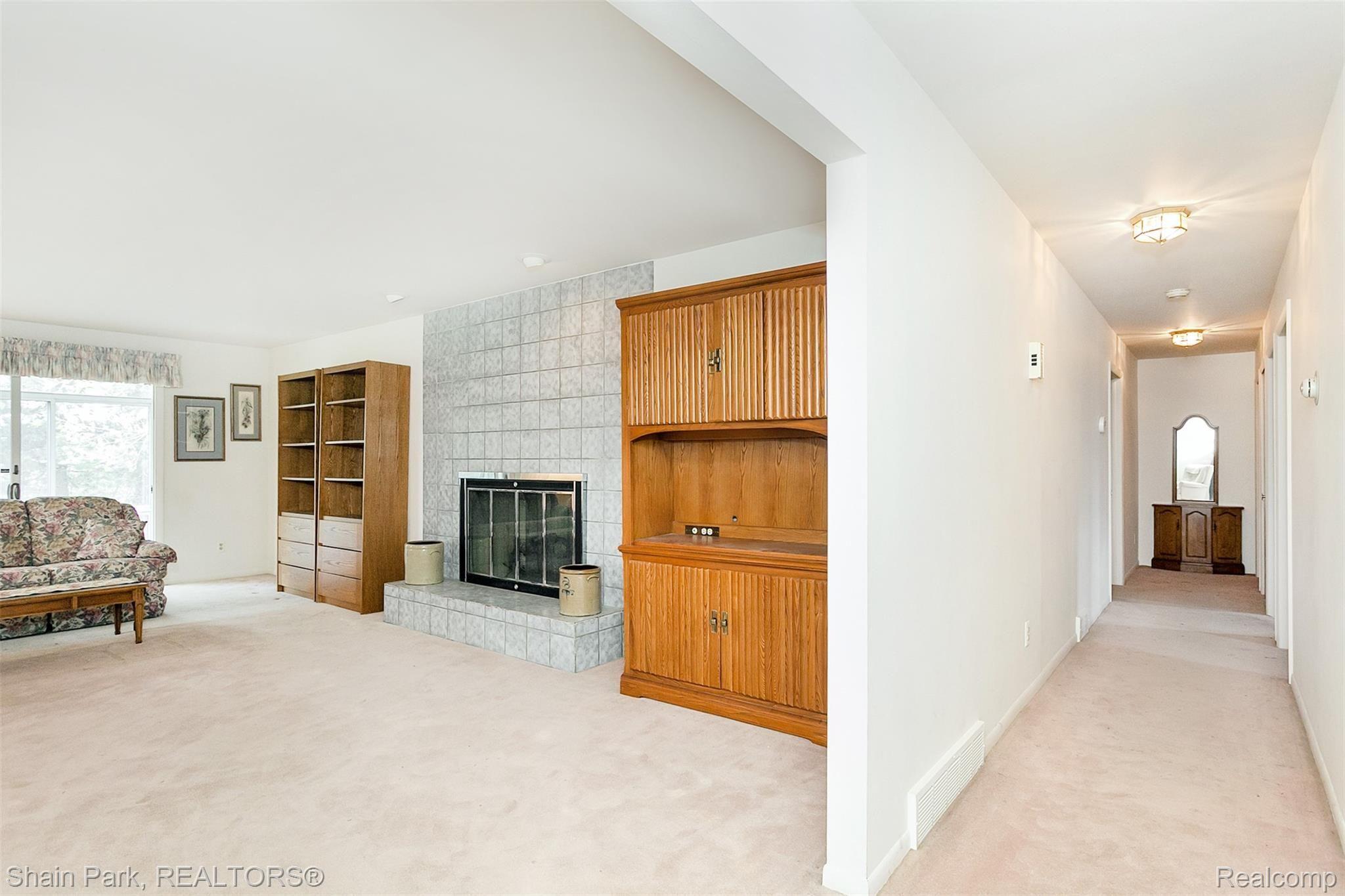 940 Dickson Lane Rochester, MI 48307 - Photo 23 of 38 Great Room and Hallway to Bedrooms
